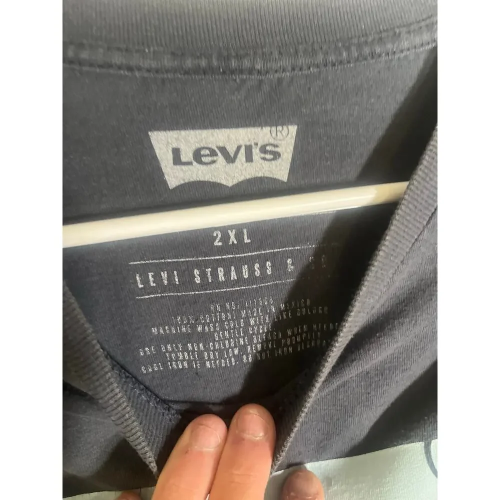 Levi's men's XXL blue T-shirt‎ w/design-used good condition